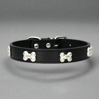 Collier Rivet’Os™ noir – boucle en os métallique sur fond noir classique